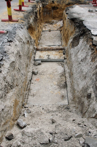 Tuyaux d'eau dans le fossé fossé fosse souterraine pendant la plomberie en cours de construction réparation. - Photo, image