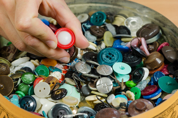 Prato de botões coloridos e escolha do dedo
  - Foto, Imagem