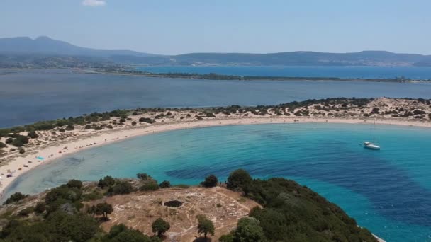 Letecký panorama pohled na slavnou půlkruhovou písečnou pláž a lagunu Voidokilia v Messenii, Řecko - Záběry, video