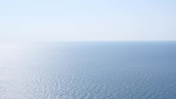 Blaues Meer und blauer Himmel verschmelzen am Horizont. - Filmmaterial, Video