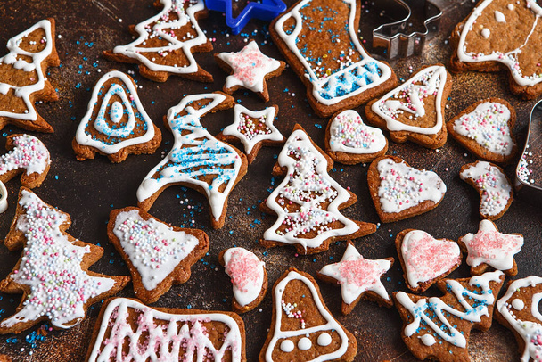 Joulun kotitekoisia piparkakkuja. Clazed koristelu piparkakku kotitekoisia keksejä jouluksi. Top view of cookies on table, Hyvää uutta vuotta, juhla, yläpuolella, näkymä, tasainen lay - Valokuva, kuva