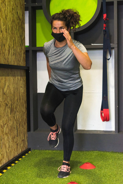 fit Female exercising at crossfit gym. - Fotoğraf, Görsel