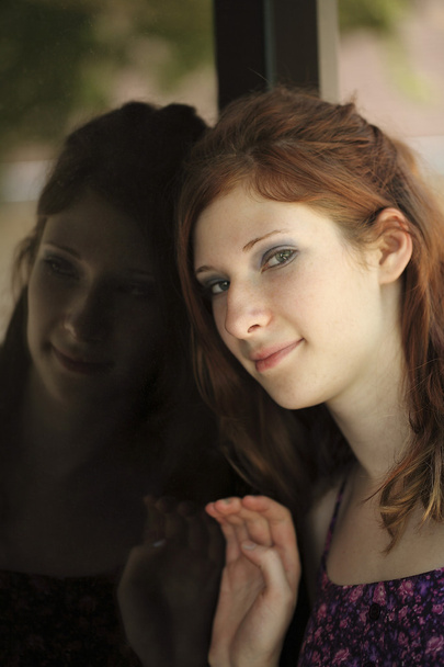 Joven adolescente chica retrato reflejado en ventana
 - Foto, imagen