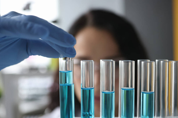 Chemische reageerbuizen met blauwe vloeistof in het laboratorium - Foto, afbeelding