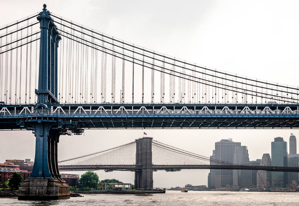 Nueva York, Estados Unidos - 14 de julio de 2014: Vista de Manhattan y el puente de Brooklyn. Foto tomada desde el ferry, mientras navegaba por el río Este. - Foto, imagen