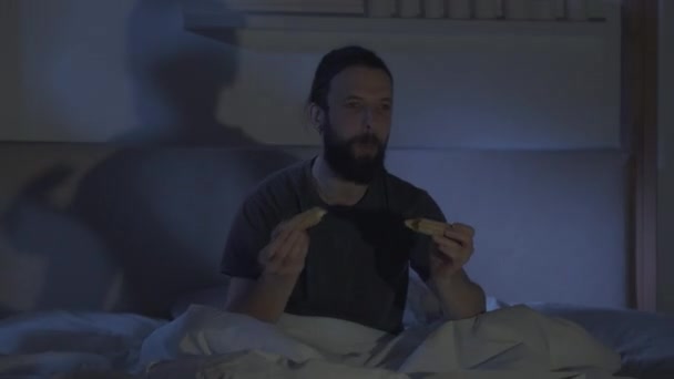 night movie man watching comedy tv show in bed - Imágenes, Vídeo