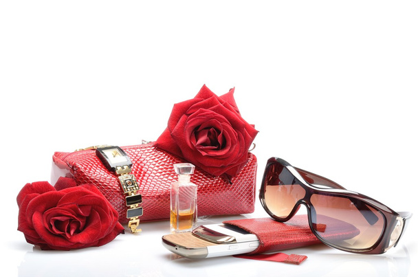 zženštilý kabelka pro kosmetiku, příslušenství, mobilní telefon, hodinky, parfémy, sluneční brýle v červené zátiší - Fotografie, Obrázek