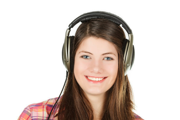 Retrato de menina sorridente em fones de ouvido no estúdio da gravação de áudio
 - Foto, Imagem