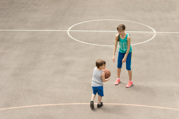 Young boy and girl playing basketball - Foto, Imagem