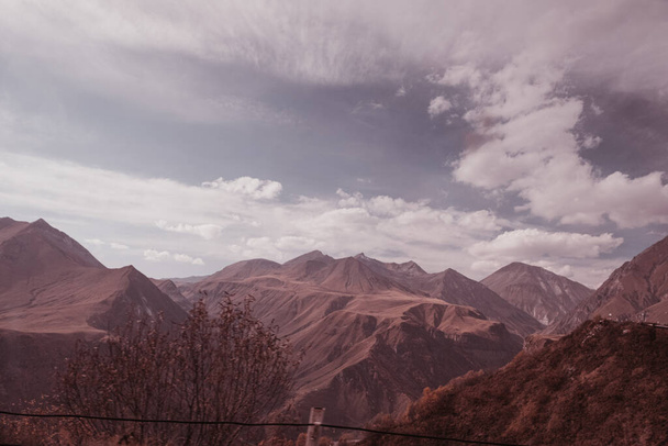 Marsiaans panorama met uitzicht op de bergen in de wolken. Landschap van de Kaukasus. Vallen. Dag Georgië. - Foto, afbeelding