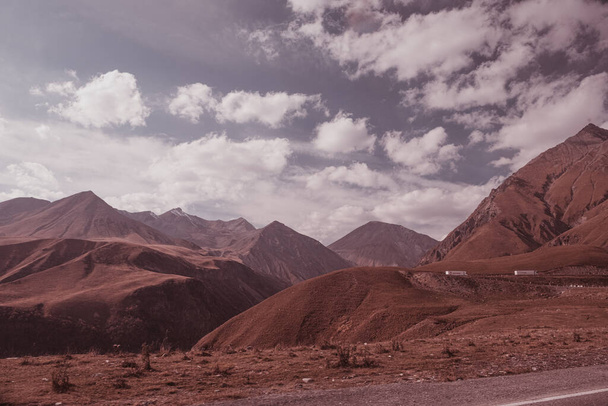 Panorama marsiano com vista para as montanhas nas nuvens. Paisagem das Montanhas do Cáucaso. Queda. Dia Geórgia. - Foto, Imagem