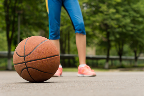 Basketball on an outdoor asphalt court - Foto, afbeelding