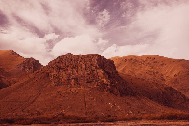 Marsjańska panorama z widokiem na góry w chmurach. Krajobraz Kaukazu. Upadek. Dzień Gruzja. - Zdjęcie, obraz