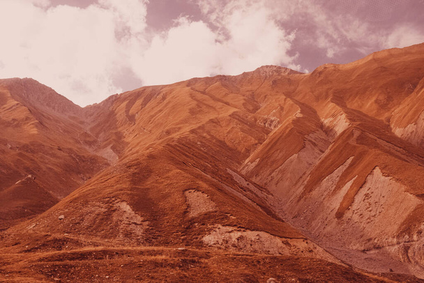 Panorama martien avec vue sur les montagnes dans les nuages. Paysage des montagnes du Caucase. Tomber. Jour Géorgie. - Photo, image