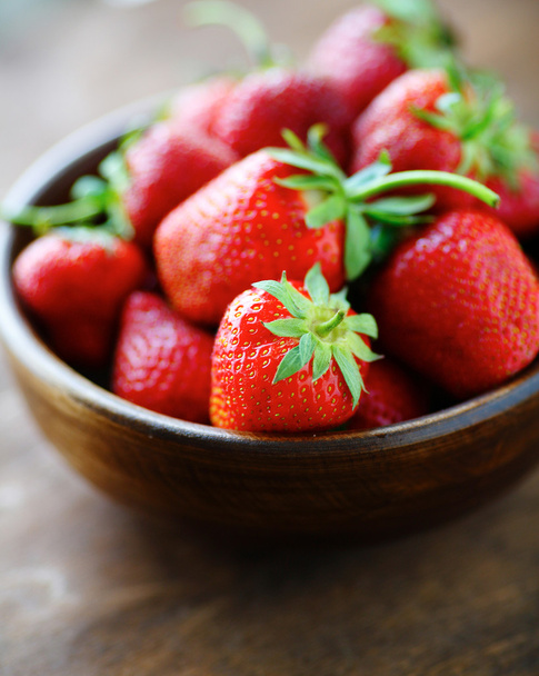 ripe strawberries in a wooden bowl - Foto, Bild