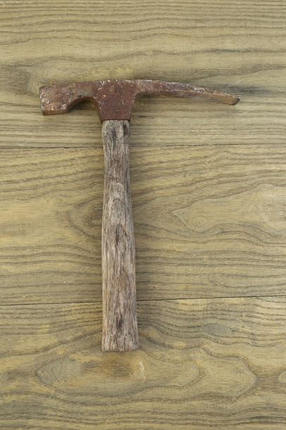 Martelo de alvenaria desgastado na madeira velha
  - Foto, Imagem