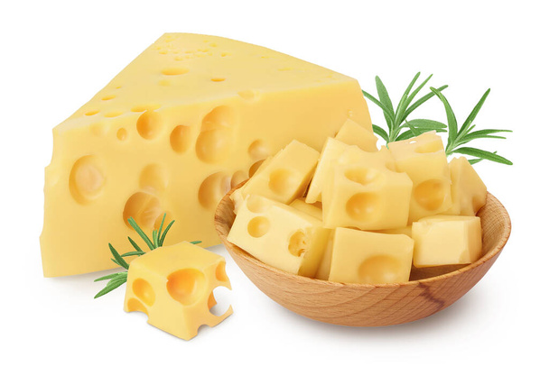 cubos de queijo em tigela de madeira isolada em fundo branco com caminho de recorte e profundidade total de campo - Foto, Imagem