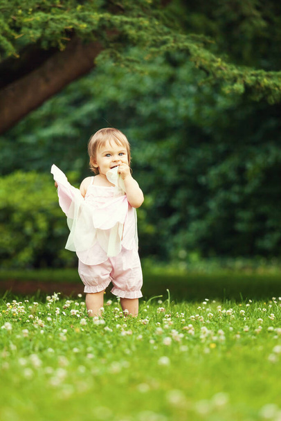 Little girl in the park - Foto, immagini