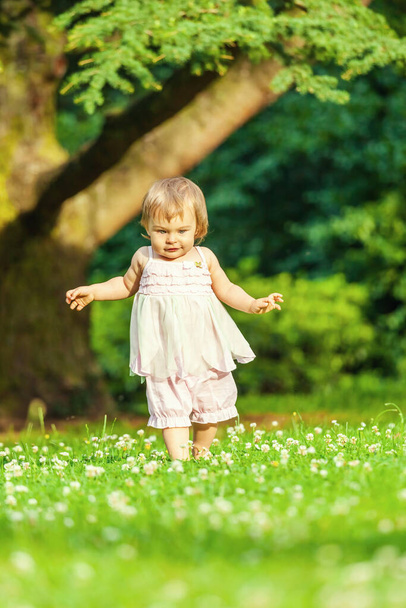 Little girl in the park - Fotoğraf, Görsel