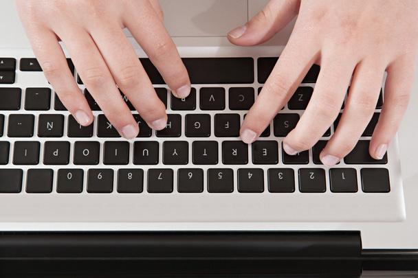 Mujer escribiendo en el ordenador portátil - Foto, Imagen