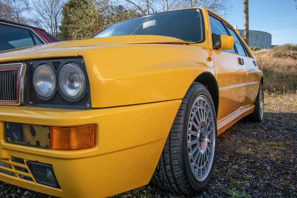 Amarillo coche deportivo retro estacionado en la grava - Foto, imagen