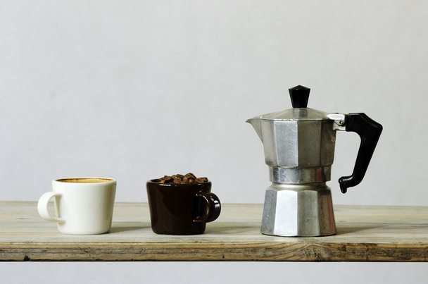 2 つのカップのコーヒー、豆、パーコレーターの - 写真・画像