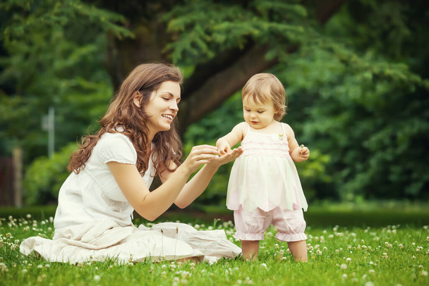 Mother and little daughter in the park - Foto, Imagen