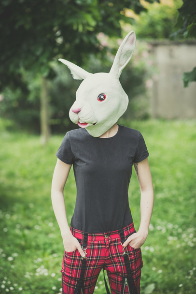 konijn masker lesbische vrouw - Foto, afbeelding