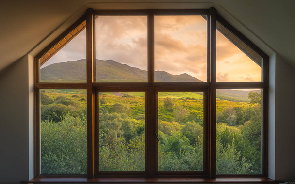 Carrauntoohil Dağı ve MacGillycuddys Dağları, Kerry Halkası, İrlanda 'nın güzel ve dramatik gündoğumu üzerine ahşap pencereden bakın. - Fotoğraf, Görsel