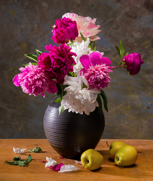 Still life with peonies and apples - Photo, Image