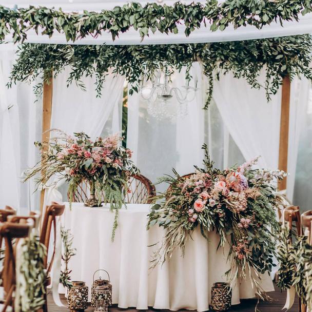 Wedding arrangement of natural flowers in boho style on wedding table.  - Foto, Bild