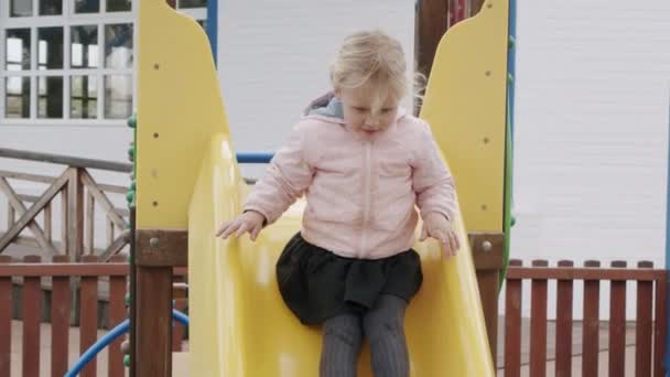 Atividades e diversão no parque infantil ao ar livre - Filmagem, Vídeo