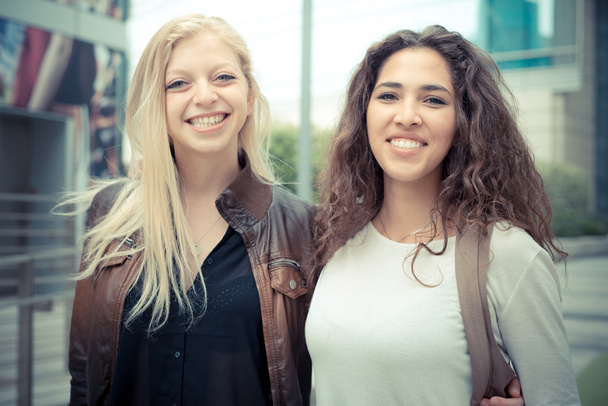 ξανθιά και μελαχρινή όμορφες μοντέρνο νεαρές γυναίκες - Φωτογραφία, εικόνα