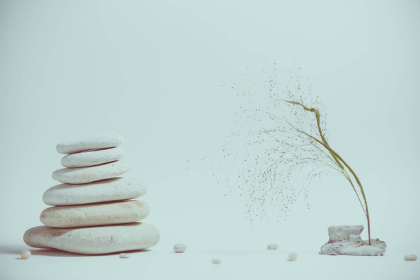 Spa bodegón con apilado de piedra con una hermosa rama, enfoque selectivo, imagen tonificada - Foto, imagen