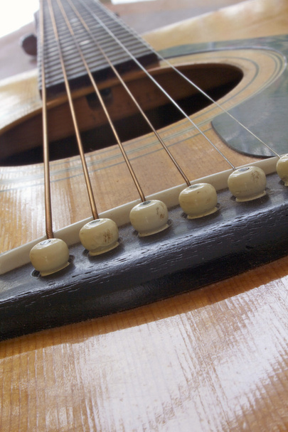 Primer plano de cuerdas de guitarra acústica y parte superior
 - Foto, Imagen