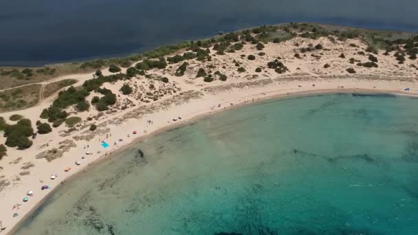 Veduta panoramica aerea della famosa spiaggia di sabbia semicircolare e laguna di Voidokilia in Messenia, Grecia - Filmati, video