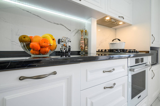 Luxueux blanc cuisine moderne intérieur - Photo, image