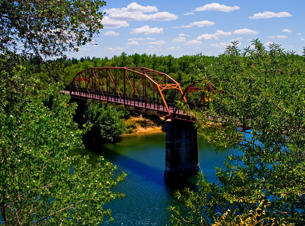 Vieux pont rouge sur la rivière American
 - Photo, image