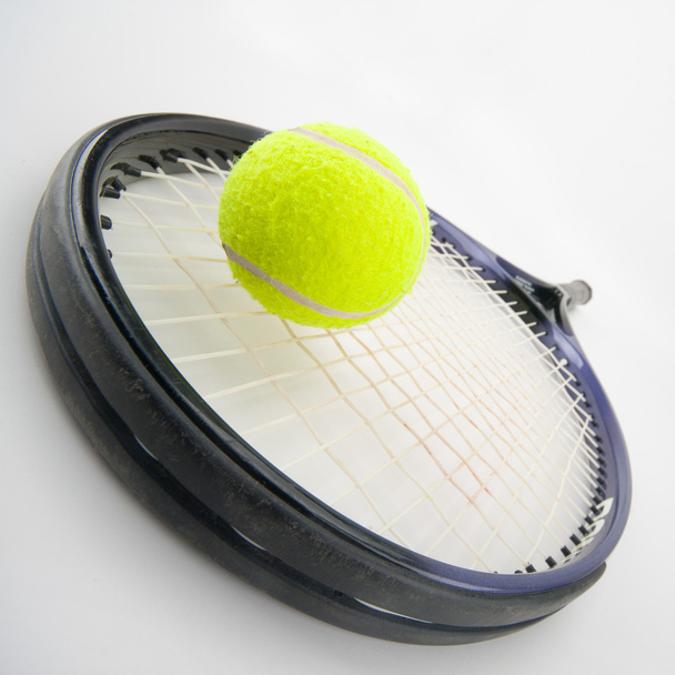 Primo piano della racchetta da tennis e della palla gialla
 - Foto, immagini