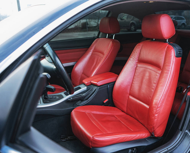 赤革のシートと黒の詳細と高級車のインテリア - 写真・画像