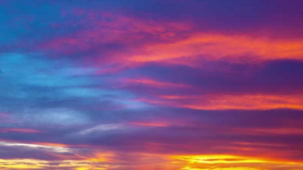Verbazingwekkende close-up Prachtige zonsondergang Time Lapse De zon gaat onder onder onder de horizon.Timelapse Rode zonsondergang zon Prachtige zonsondergang of zonsopgang boven de zee verbluffende golf van wolken die stromen op Phuket Thailand - Video