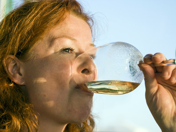 Mujer bebiendo vino blanco
  - Foto, Imagen