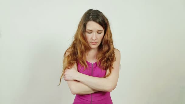 Kaunis nuori tyttö kärsii negatiivisista tunteista
 - Materiaali, video