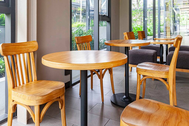 Lege koffietafels en lege banken in het café tijdens de covid-19 epidemie - Foto, afbeelding
