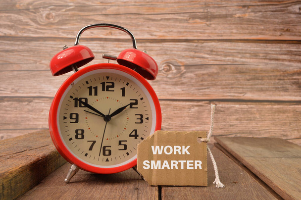 WORK SMARTERで書かれた目覚まし時計とラベルタグ - 写真・画像