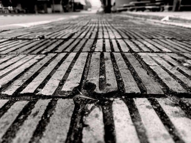 Monotone Brick Stone sulla Ground for Street Road. marciapiede, vialetto, pavimentazioni, pavimentazione in Design Vintage Pavimentazione Square Pattern texture sfondo - Foto, immagini
