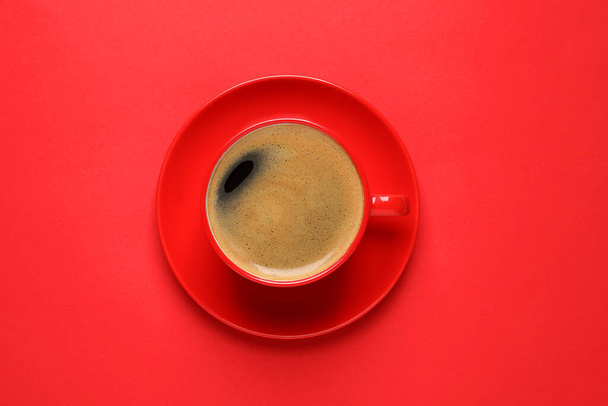 Cup of aromatic coffee on red background, top view - Foto, Imagem