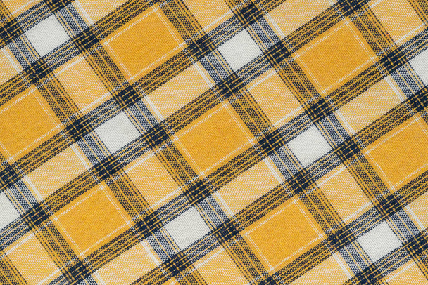 Κίτρινο λευκό tartan υφή φόντο. πουκάμισο ύφασμα με καρό σχέδιο. εργοστασιακό υλικό - Φωτογραφία, εικόνα