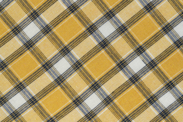 Κίτρινο λευκό tartan υφή φόντο. πουκάμισο ύφασμα με καρό σχέδιο. εργοστασιακό υλικό - Φωτογραφία, εικόνα