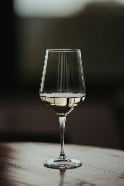 A vertical shot of a glass of white wine - Foto, immagini